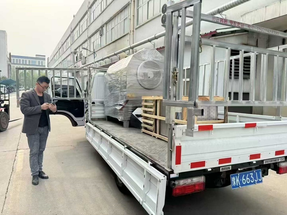 山西客戶(hù)訂購(gòu)的許昌智工電磁炒貨機(jī)裝車(chē)發(fā)貨